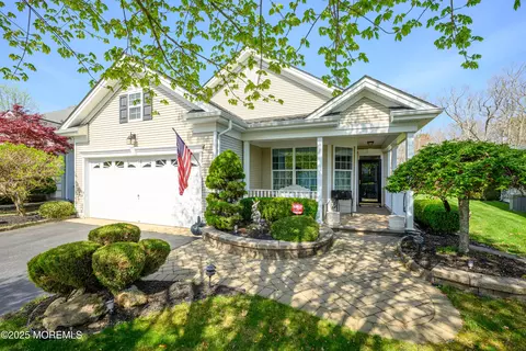8 Cromwell Ln, Jackson, NJ 08527