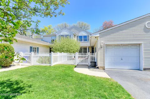 37 Cherrywood Cir #137, Brick, NJ 08724