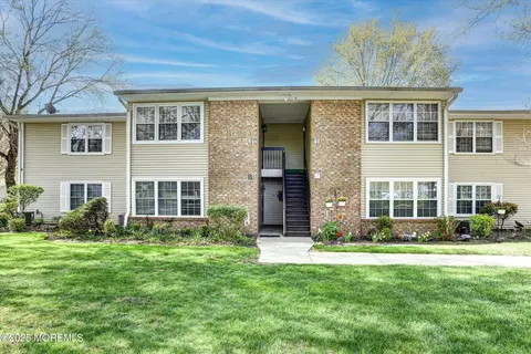 13 Boxwood Ter, Red Bank, NJ 07701