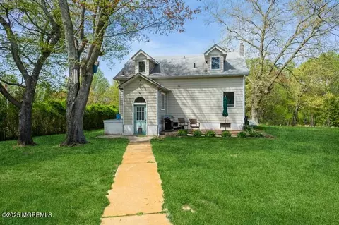 325 Sweetmans Ln, Millstone, NJ 08535