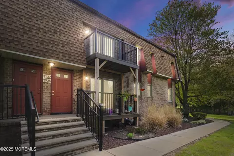 27 Ginger Ct, Eatontown, NJ 07724