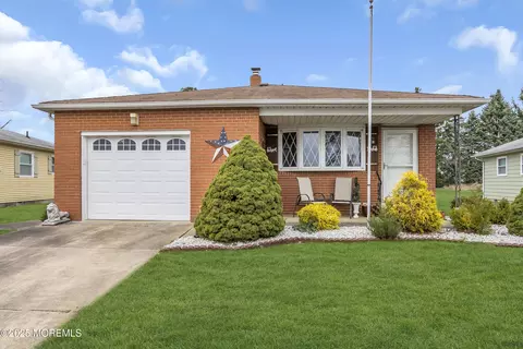 102 Bimini Dr, Toms River, NJ 08757
