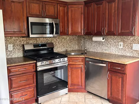 16 Germania Ct, Toms River, NJ 08755