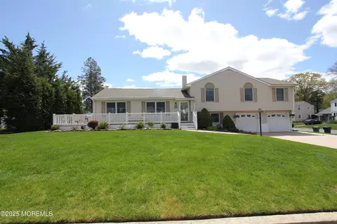 402 Willow Dr, Tinton Falls, NJ 07753