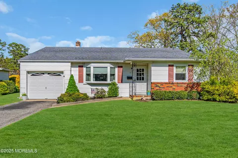 5 Oxford Dr, Toms River, NJ 08757