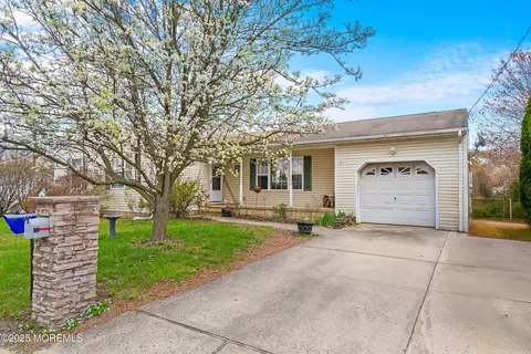 1421 Pacific Ave, Beachwood, NJ 08722