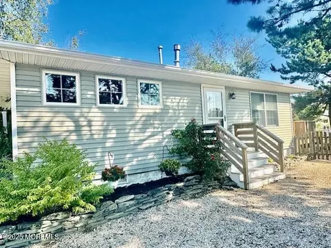 14 Jonathan Dr, Manahawkin, NJ 08050