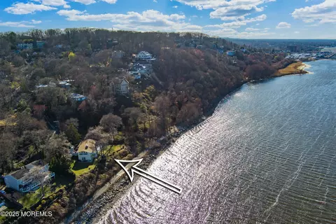 2 Bayside Dr, Atlantic Highlands, NJ 07716
