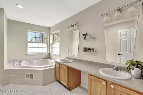 Bath - 12 Arrowhead Cir, Jackson, NJ 08527 photo 3 of 5