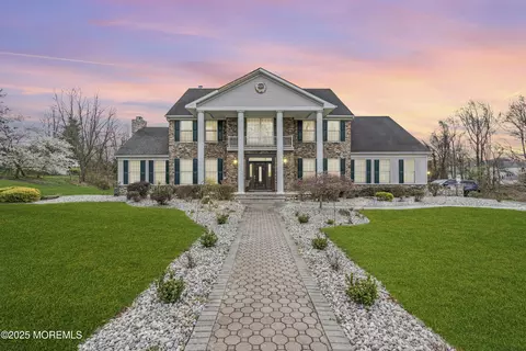 11 Dana Ct, Manalapan, NJ 07726