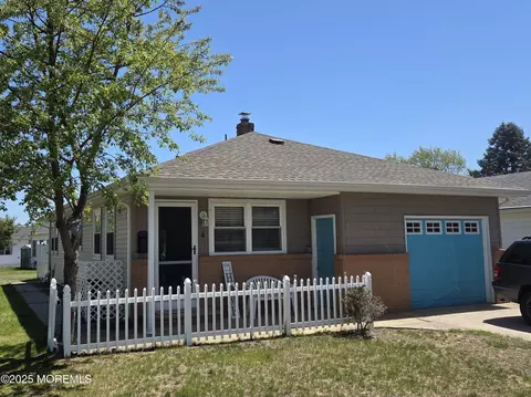 4 St Croix St, Toms River, NJ 08757