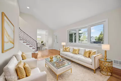 12 Mayfair Rd, Holmdel, NJ 07733
