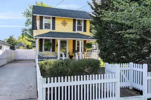 31 Gillespie Ave, Fair Haven, NJ 07704