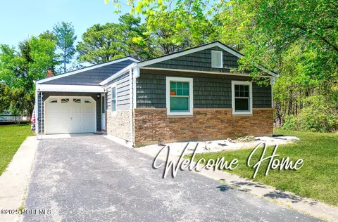 52 Normanton Ct, Toms River, NJ 08757