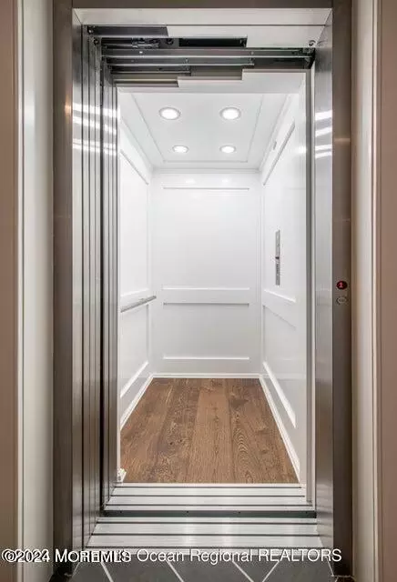 Entry Way - 5 Bingham Ct, Rumson, NJ 07760 photo 3 of 5