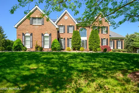 291 Round Hill Dr, Freehold, NJ 07728