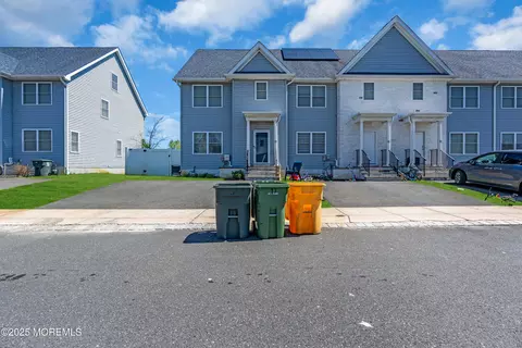 21 Sea Point Dr, Lakewood, NJ 08701
