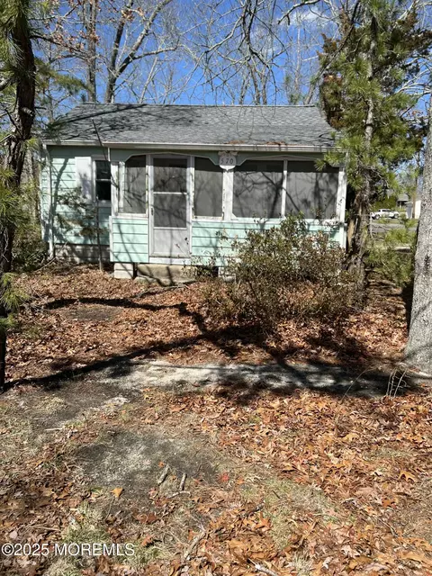 570 Vaughn Ave, Forked River, NJ 08731