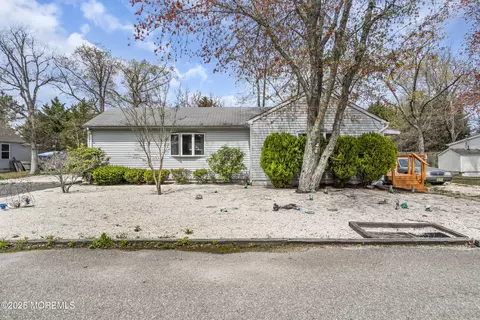 3 Oak St, Waretown, NJ 08758