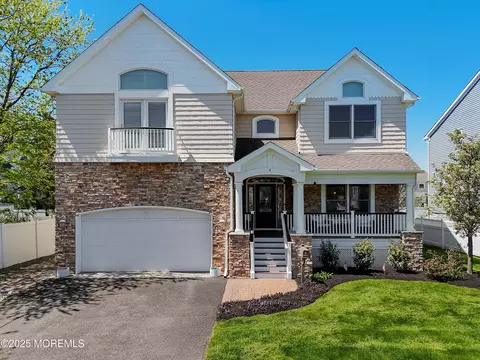 4 Sydney Pl, Monmouth Beach, NJ 07750