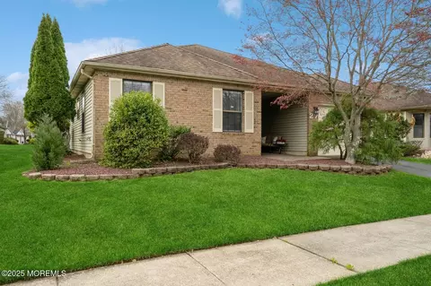 27 Peasley Dr, Marlboro, NJ 07746