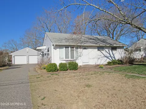 206 Dickinson Ave, Toms River, NJ 08753
