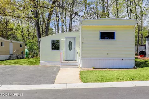 6 Antonia Dr, Jackson, NJ 08527