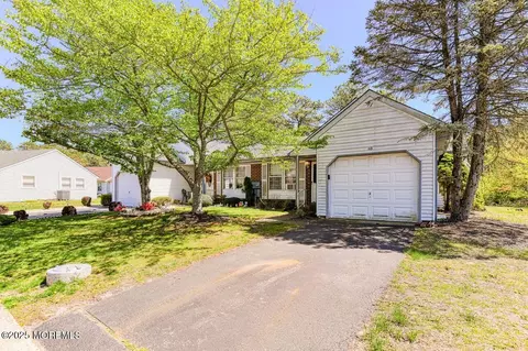11 Greenwood Ln # B, Whiting, NJ 08759