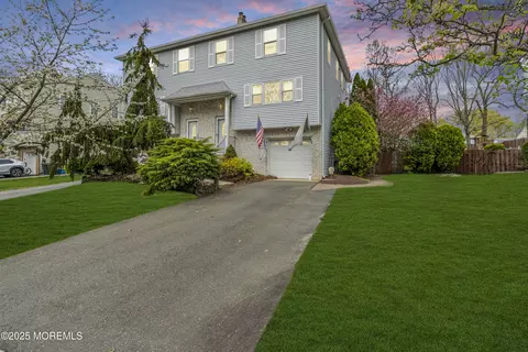 48 Lone Star Ln, Manalapan, NJ 07726