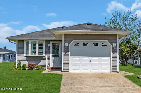 7 Venezia St, Toms River, NJ 08757