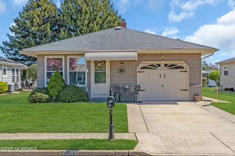 7 Aztec Ct, Toms River, NJ 08757