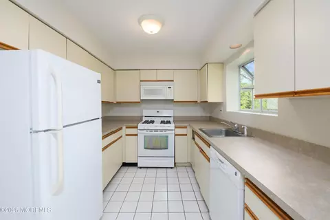 Kitchen - 65 E River Rd #14, Rumson, NJ 07760 photo 2 of 2