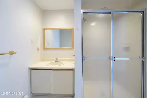 Bath - 65 E River Rd #14, Rumson, NJ 07760 photo 1 of 2