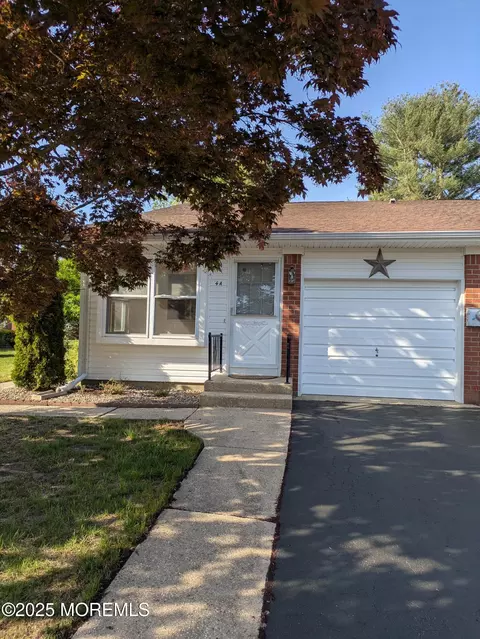 4 Bunker Hill Dr #A, Whiting, NJ 08759