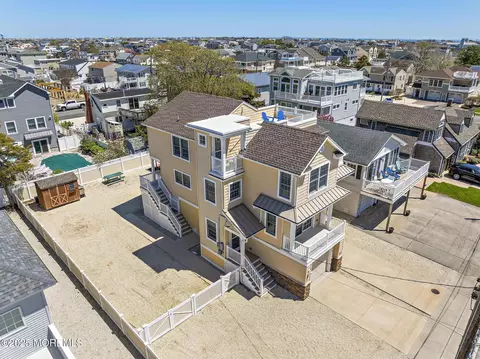 305 W 18th St, Ship Bottom, NJ 08008