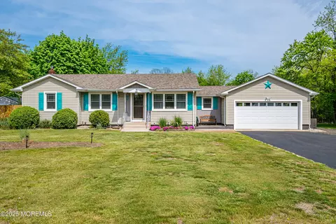 80 Sweetmans Ln, Manalapan, NJ 07726