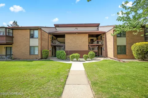 35 Amberly Dr #E, Manalapan, NJ 07726