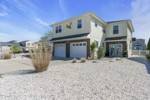 8 Clearwater Way, Toms River, NJ 08753