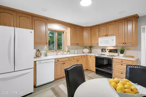 21 Schelly Dr, Middletown, NJ 07748 photo 12