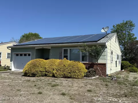 12 Norfolk Dr, Toms River, NJ 08757