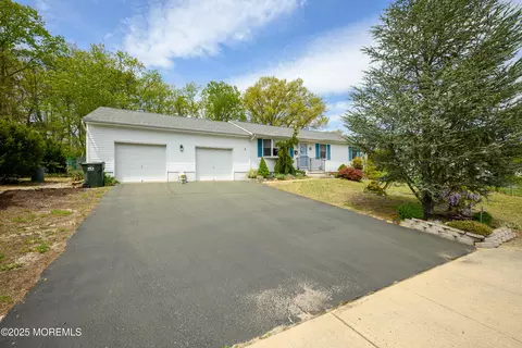 5 Darien Cir, Howell, NJ 07731