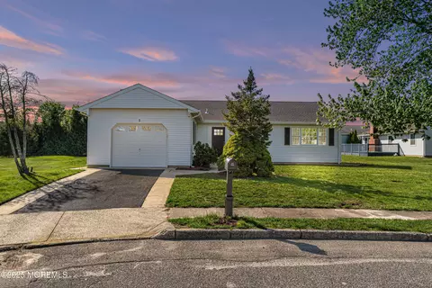 5 Gramercy Ct, Toms River, NJ 08757