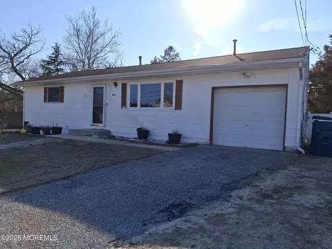 3 Green Ridge Dr, Toms River, NJ 08757