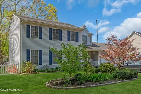 210 Chelsea Ave, Bayville, NJ 08721