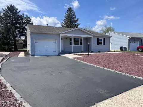 17 Norfolk Dr, Toms River, NJ 08757
