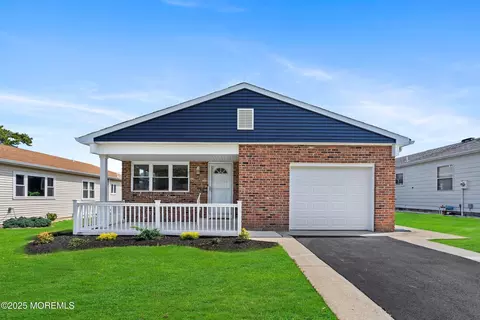 31 Canterbury Ln, Toms River, NJ 08757