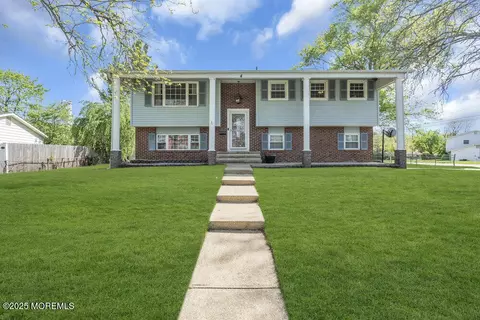 4 Minnesota Dr, Jackson, NJ 08527