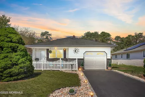 471 Saint Thomas Dr, Toms River, NJ 08757
