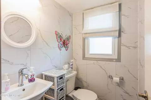Bath - 23 Highland Dr, Middlesex, NJ 08846 photo 1 of 3