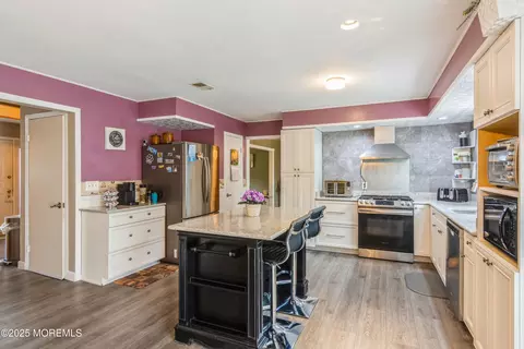 Kitchen - 23 Highland Dr, Middlesex, NJ 08846 photo 3 of 3